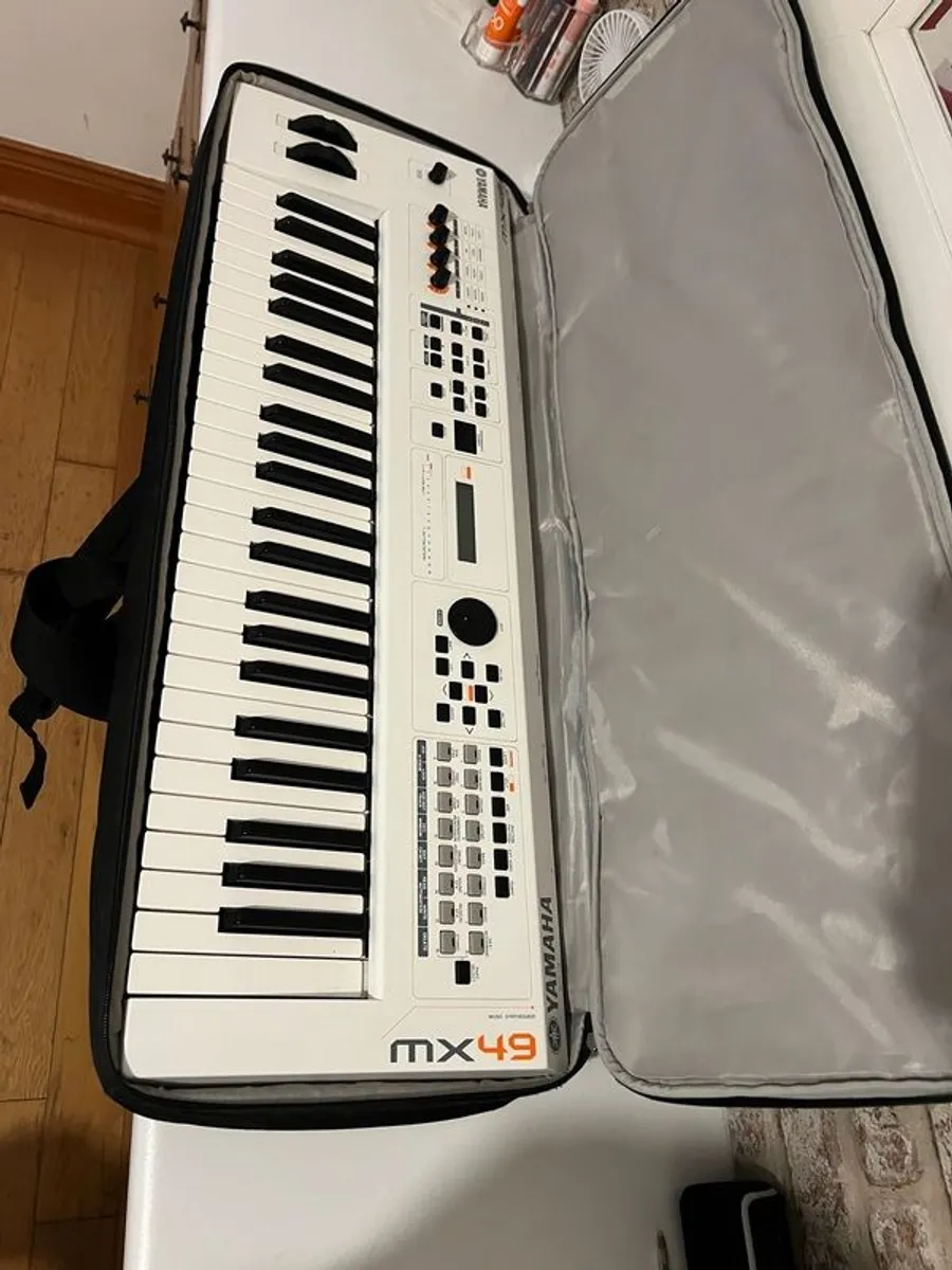 Yamaha MX49 Limited Edition Keyboard+case - Image 1