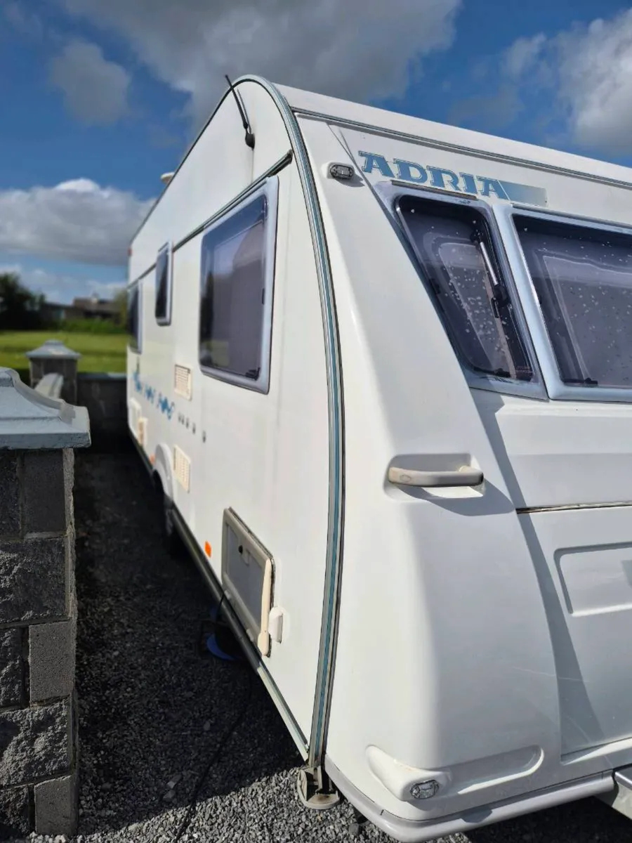 Adria 525up  4 Bert fixed bed - Image 3