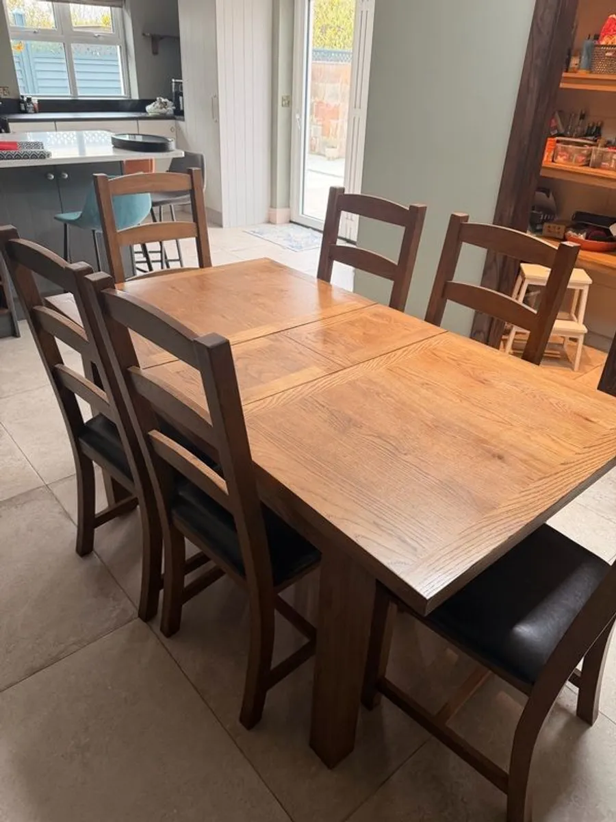 Solid Oak dining table & 6 x chairs - Image 1