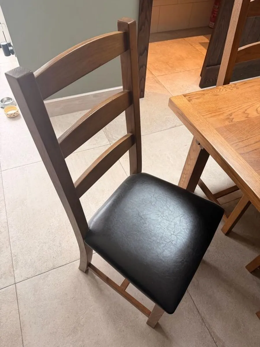 Solid Oak dining table & 6 x chairs - Image 2
