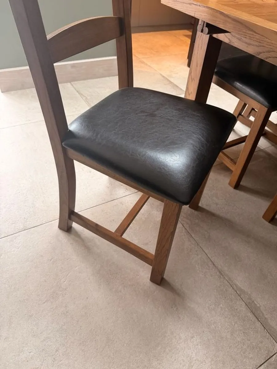 Solid Oak dining table & 6 x chairs - Image 3