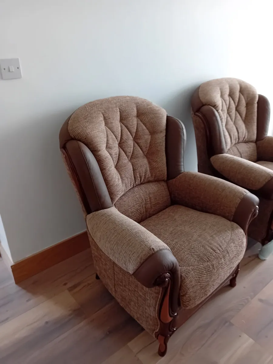 2 Armchairs - Image 1