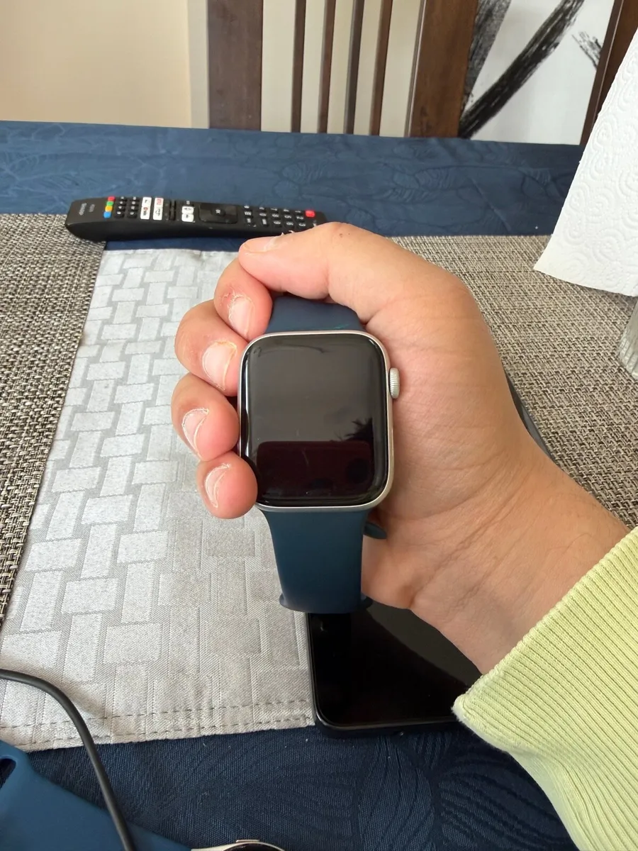 Apple Watch SE 2022 edition - Image 1
