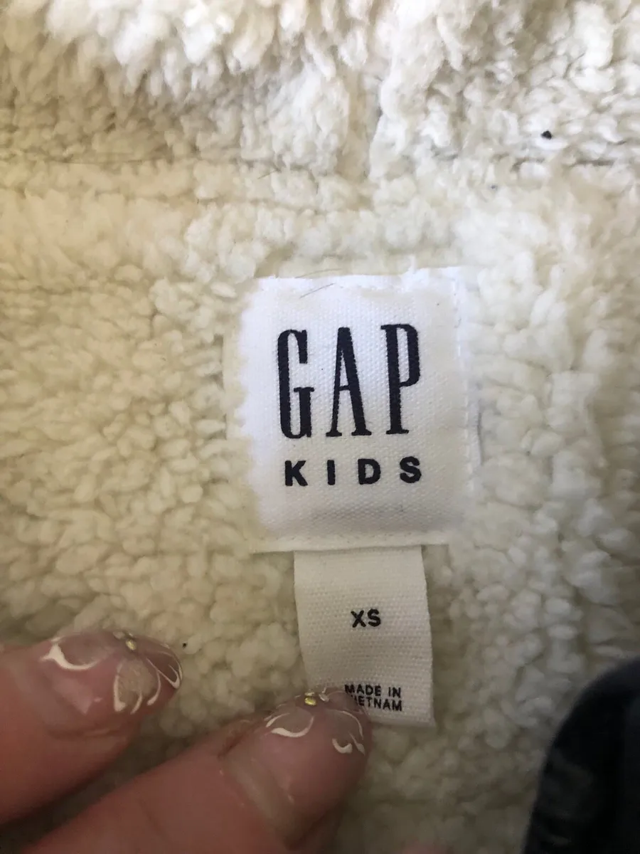 Boys gap hoodie age 4/5 €10 - Image 3