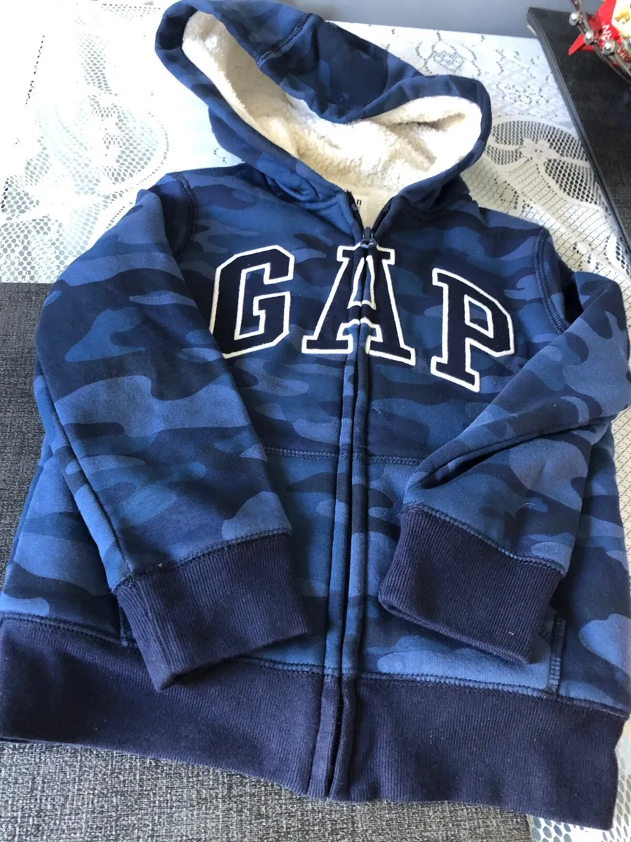 Boys gap hoodie age 4/5 €10 - Image 1