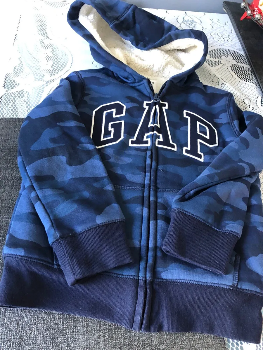Boys gap hoodie age 4/5 €10 - Image 2