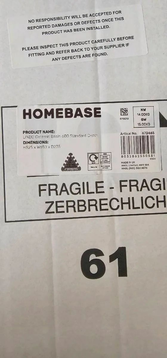 Sink with tap and bathroom accessories - Image 3