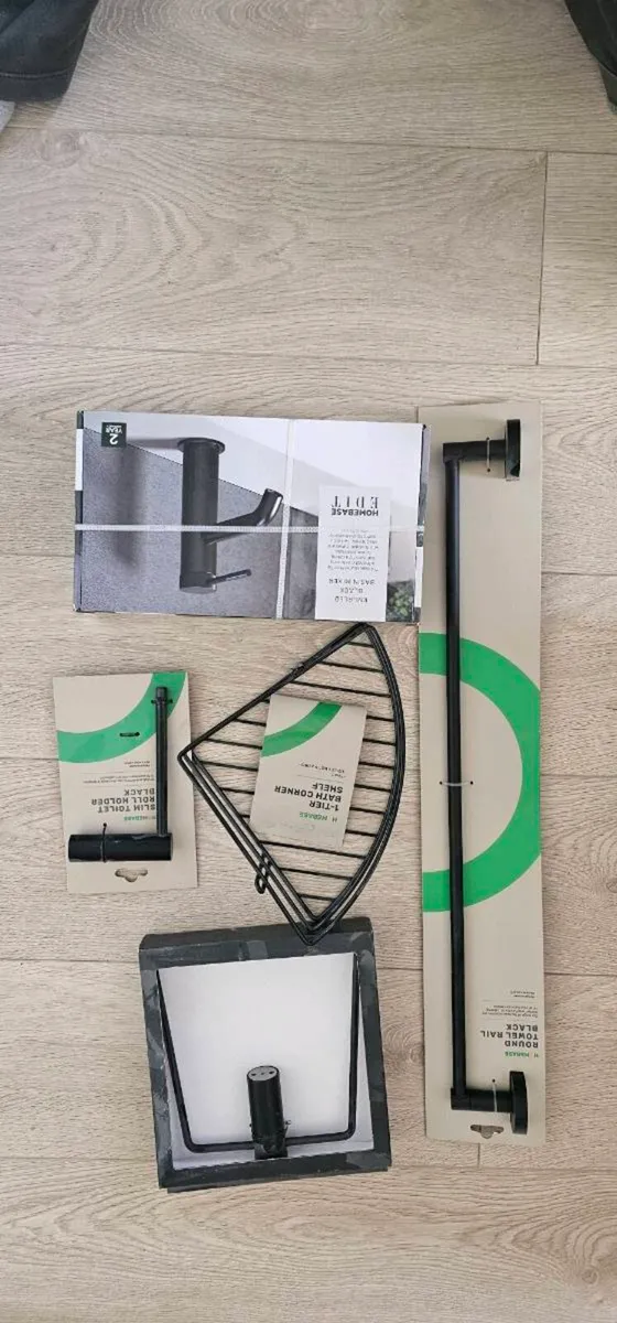 Sink with tap and bathroom accessories - Image 4