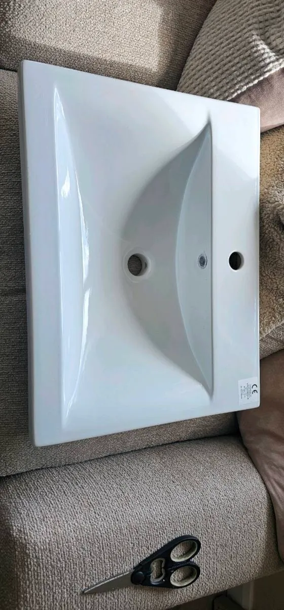 Sink with tap and bathroom accessories - Image 1