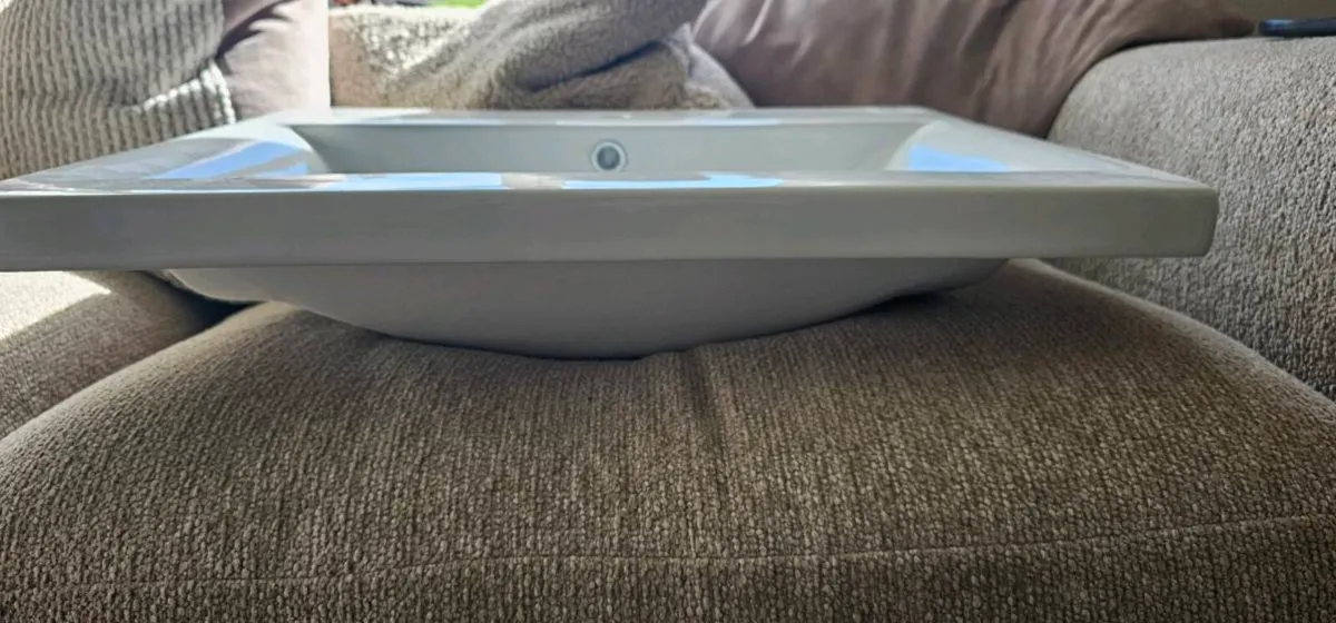 Sink with tap and bathroom accessories - Image 2