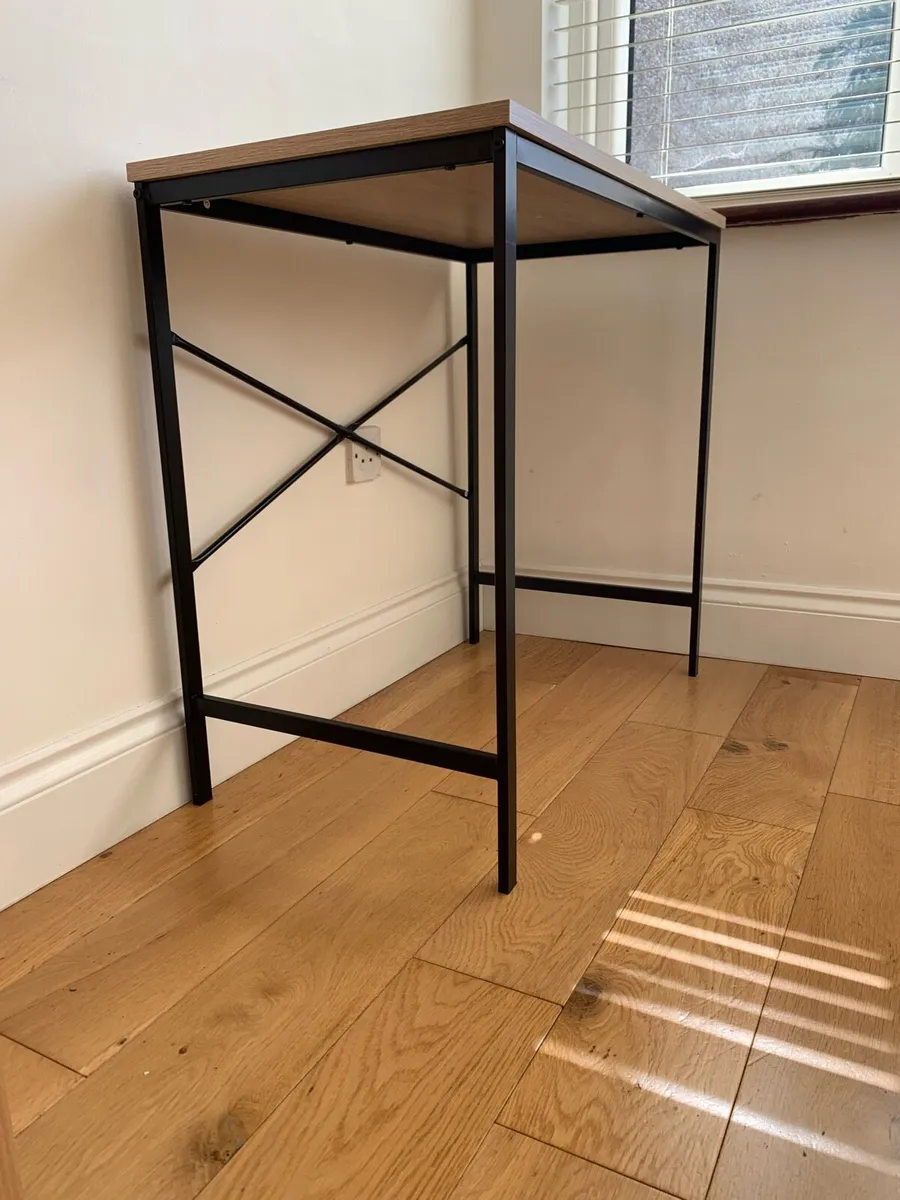 Sleek small-space Desk - Image 2