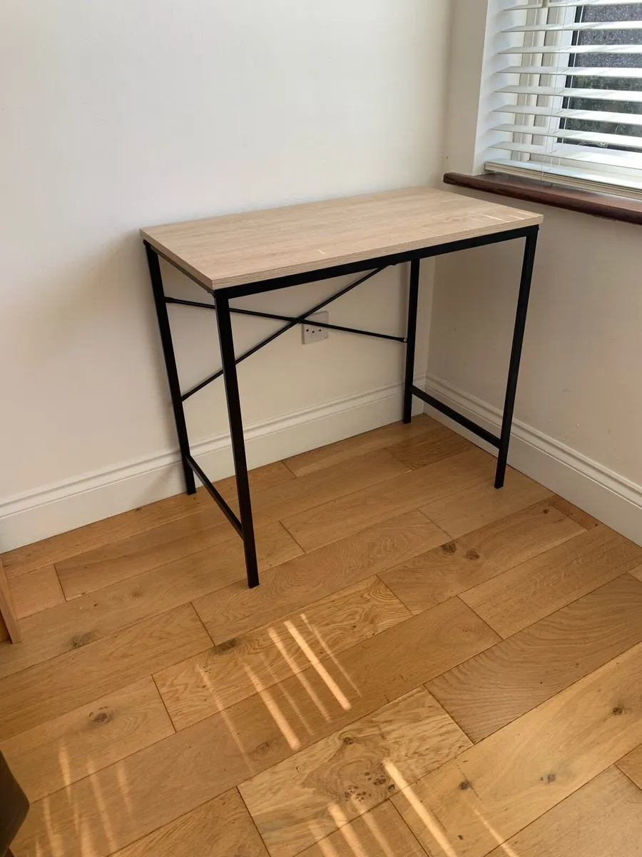 Sleek small-space Desk - Image 3