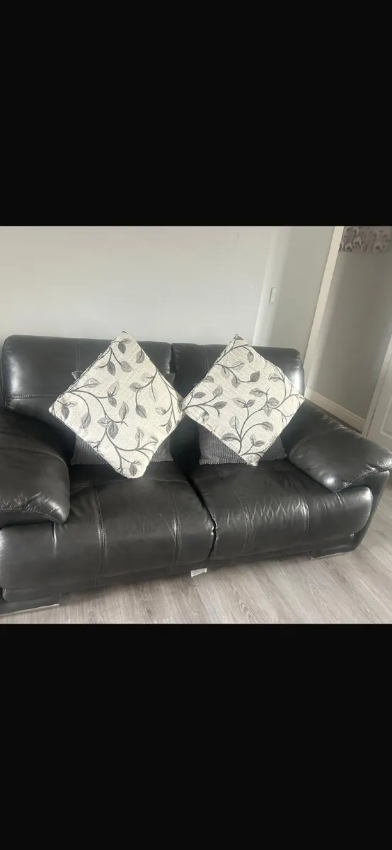Leather couches - Image 2