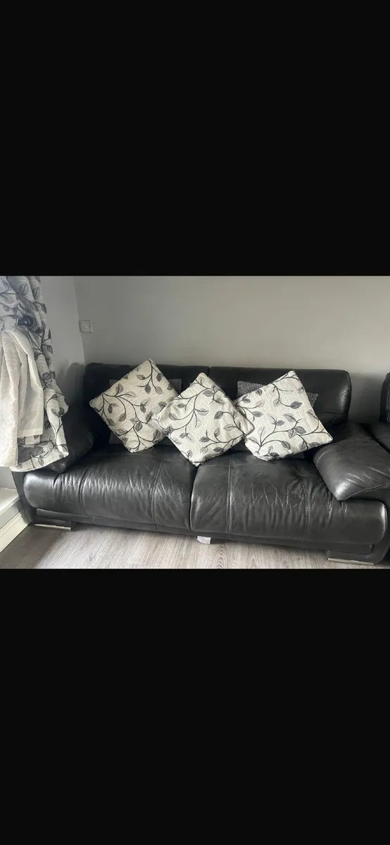 Leather couches - Image 1