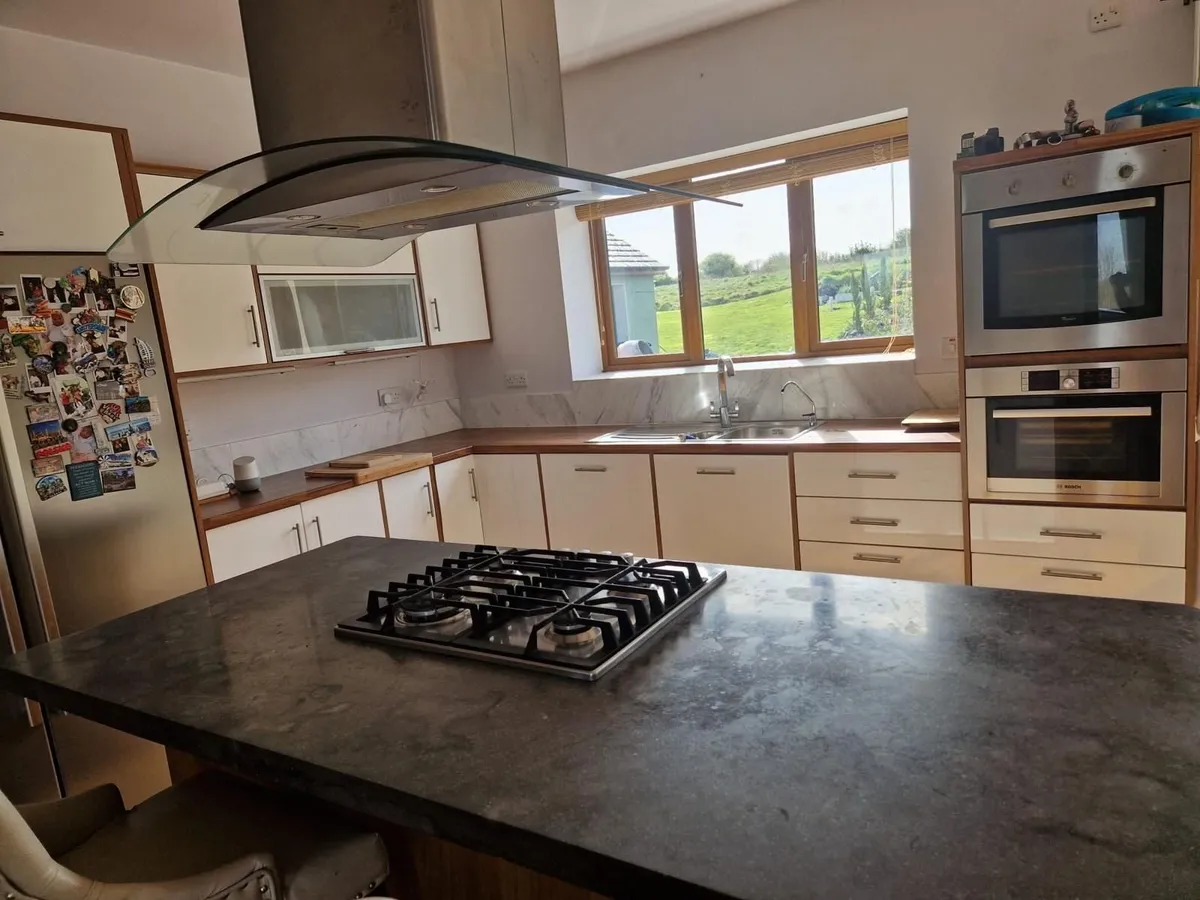 Kichen units, gas hob, electric oven, extractor - Image 1