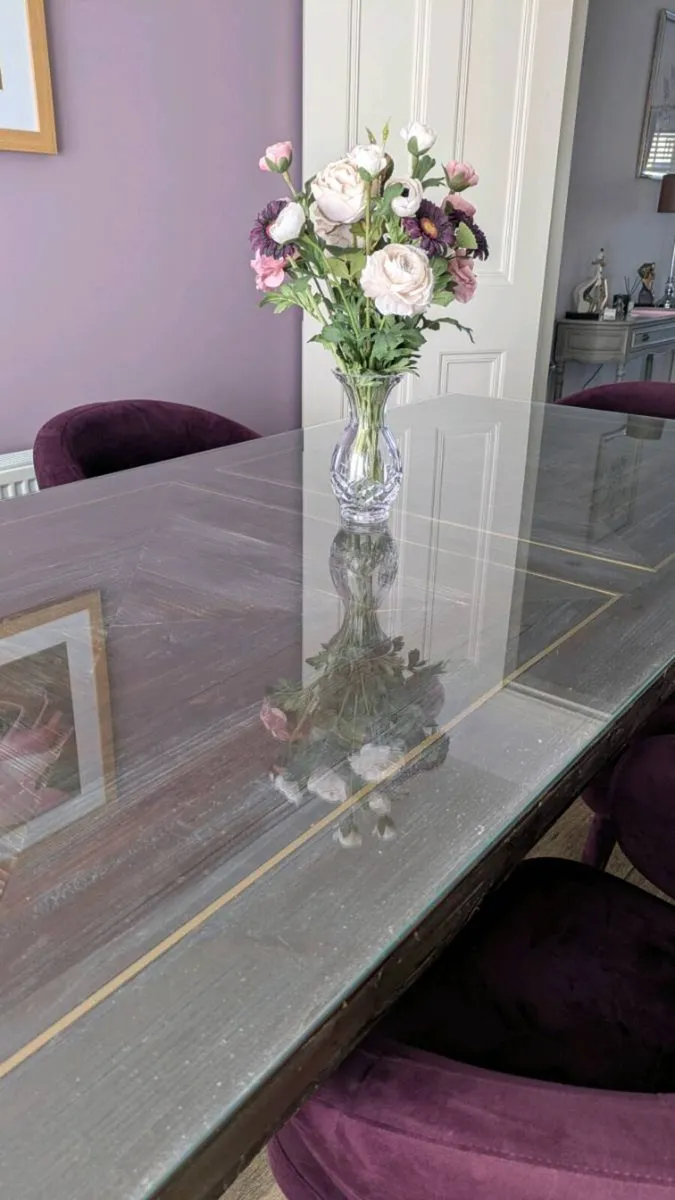 Dining table and 6 chairs - Image 1