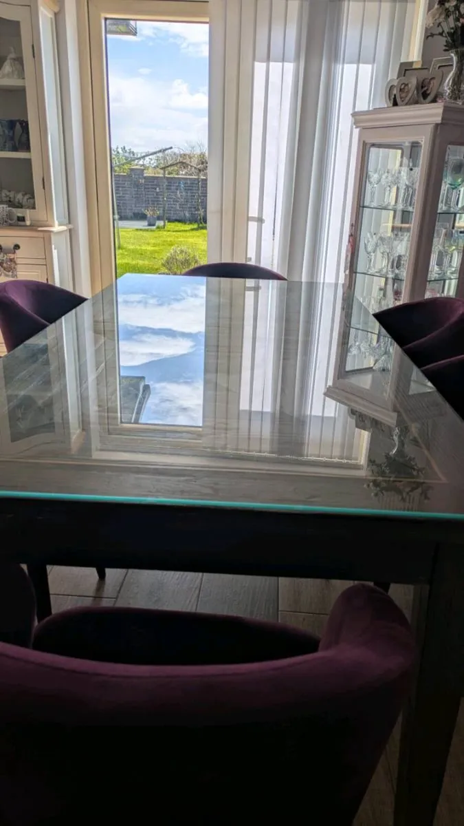 Dining table and 6 chairs - Image 4