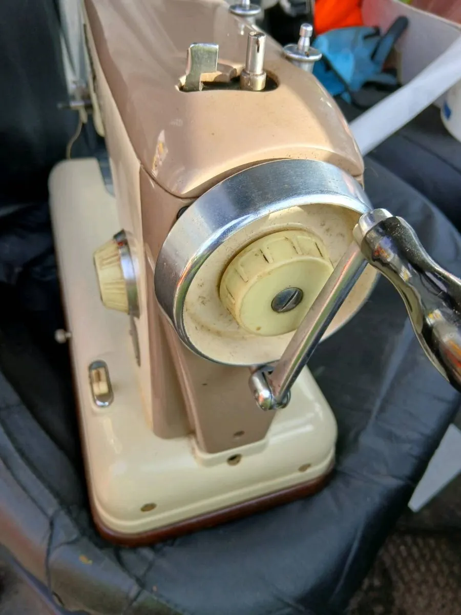 Vintage sewing machine - Image 3