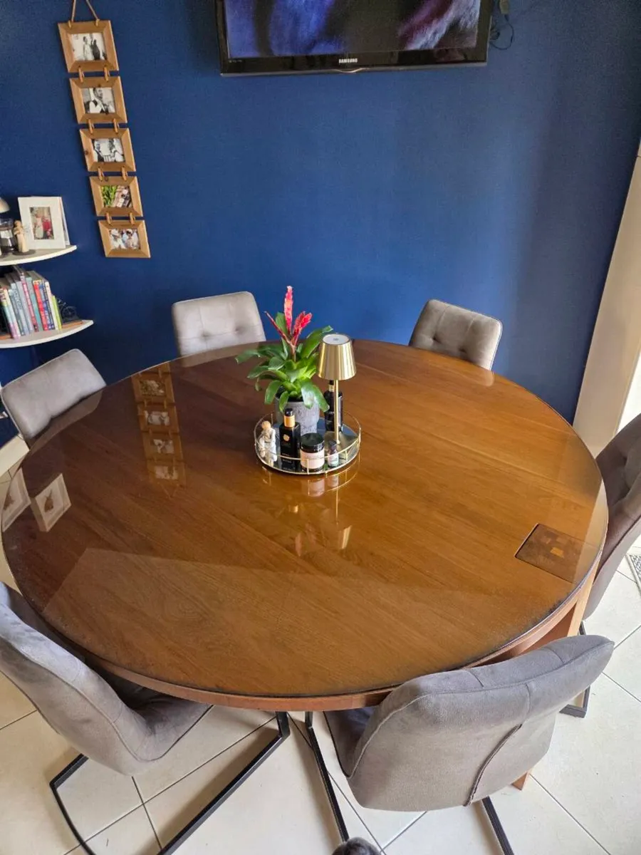 Solid Oak Dining table - Image 1