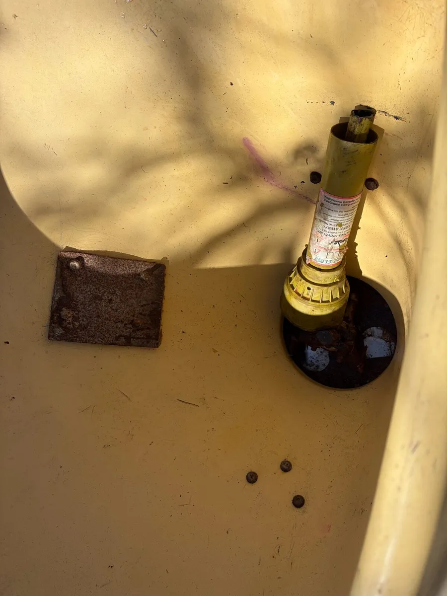 Vicon Fertiliser Spreader and 6ft Fleming topper - Image 2