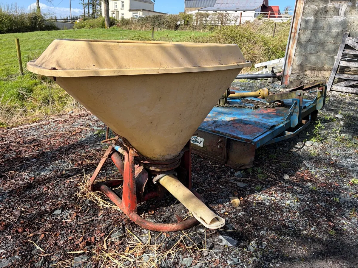 Vicon Fertiliser Spreader and 6ft Fleming topper - Image 4