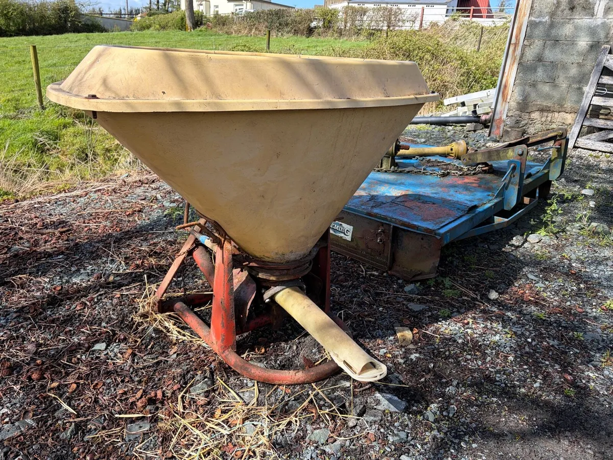 Vicon Fertiliser Spreader and 6ft Fleming topper - Image 1