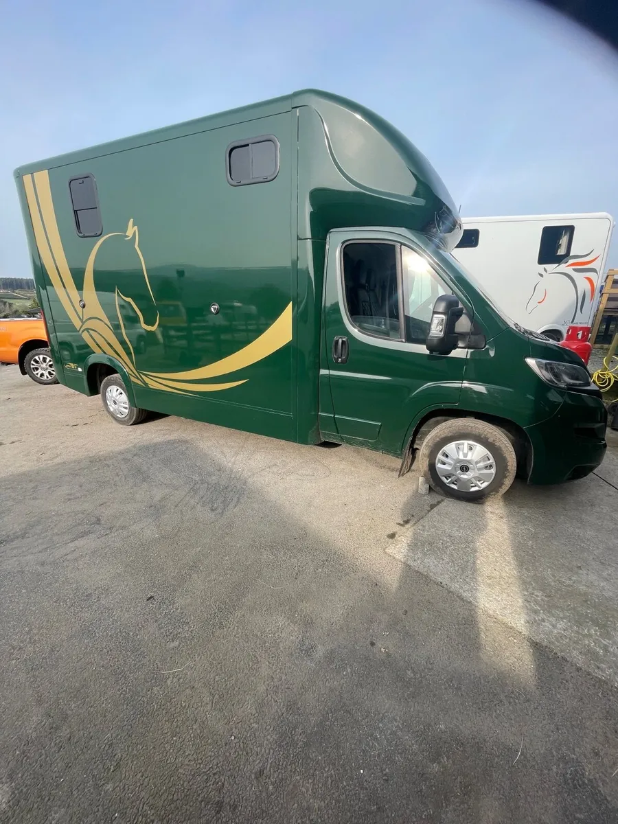Horse box - Image 1