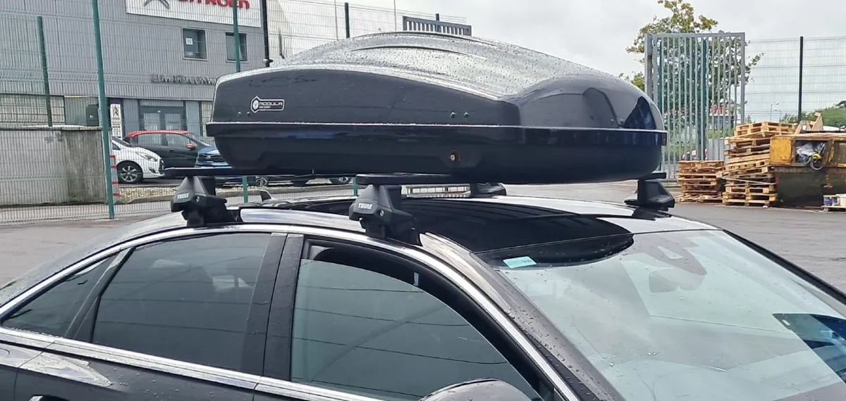 Car roof box