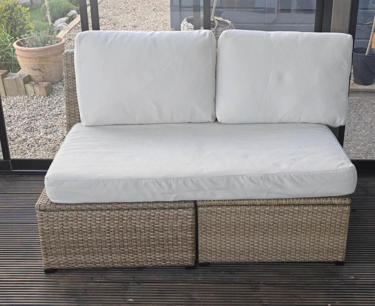 Outside seating - Image 2