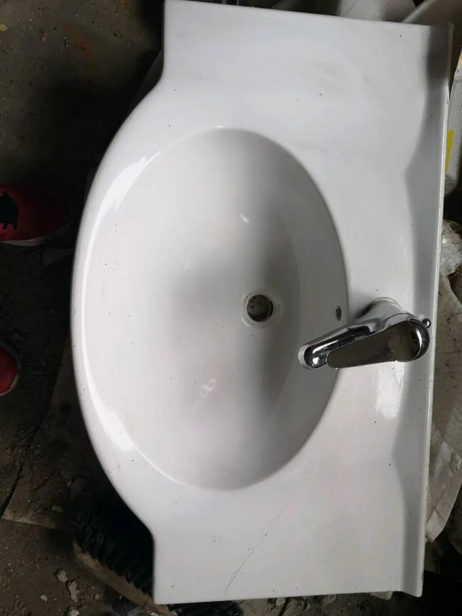 Sink and tap - Image 3