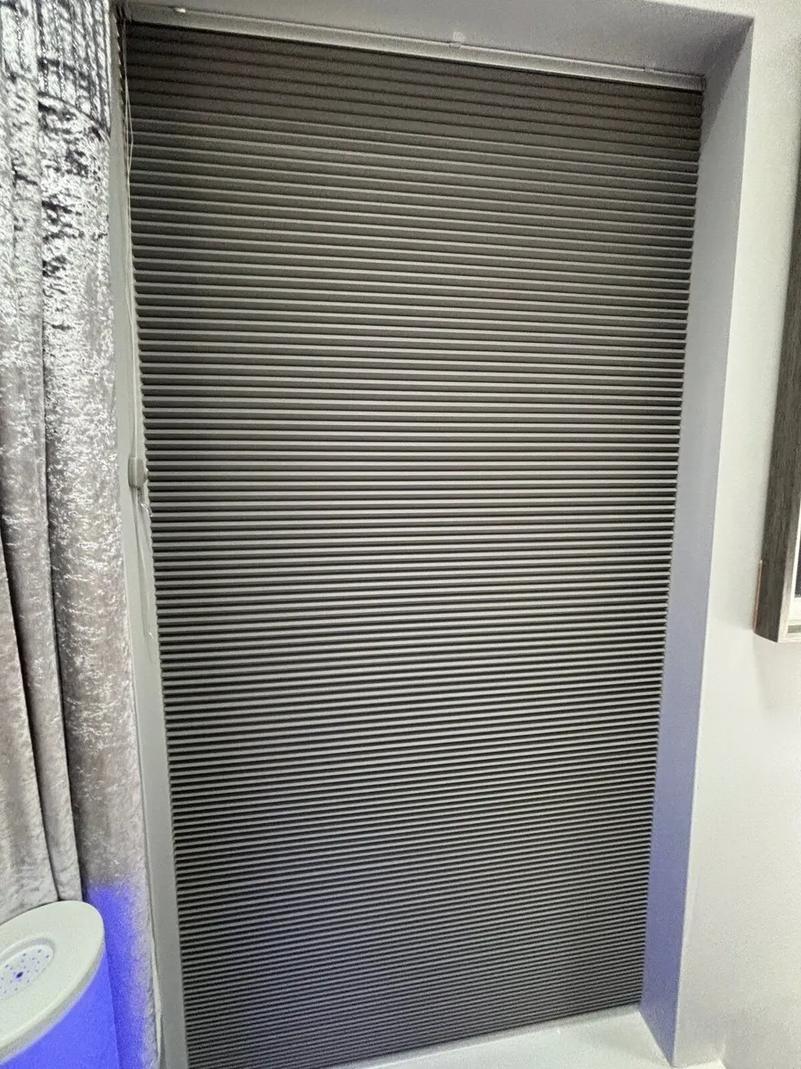 Window blinds and charcoal curtain poles extendabl - Image 1