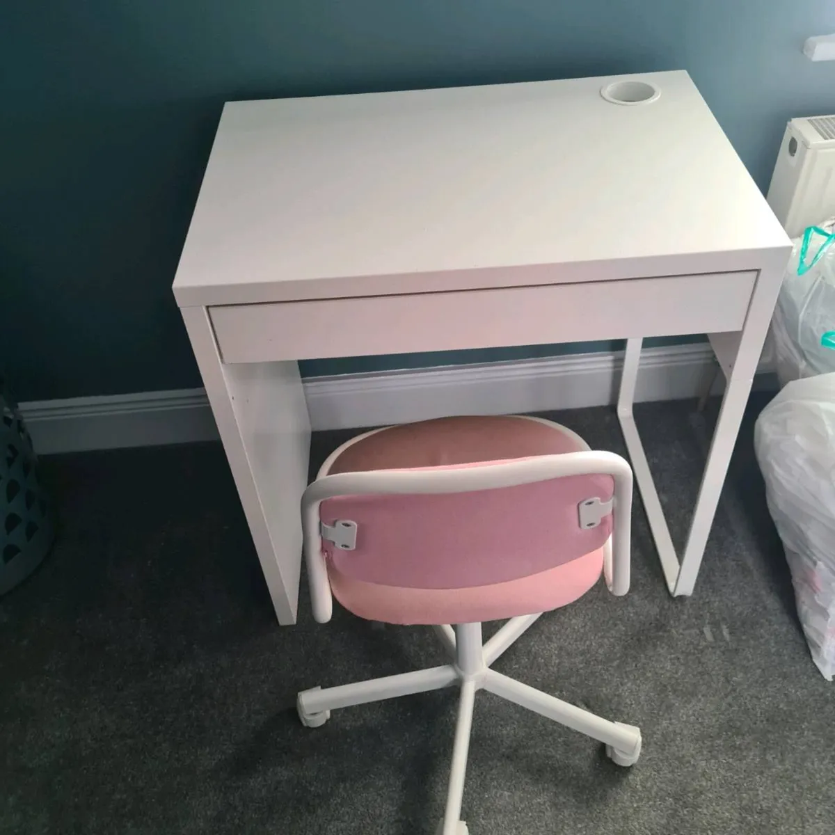 Kids desk and chsir - Image 1