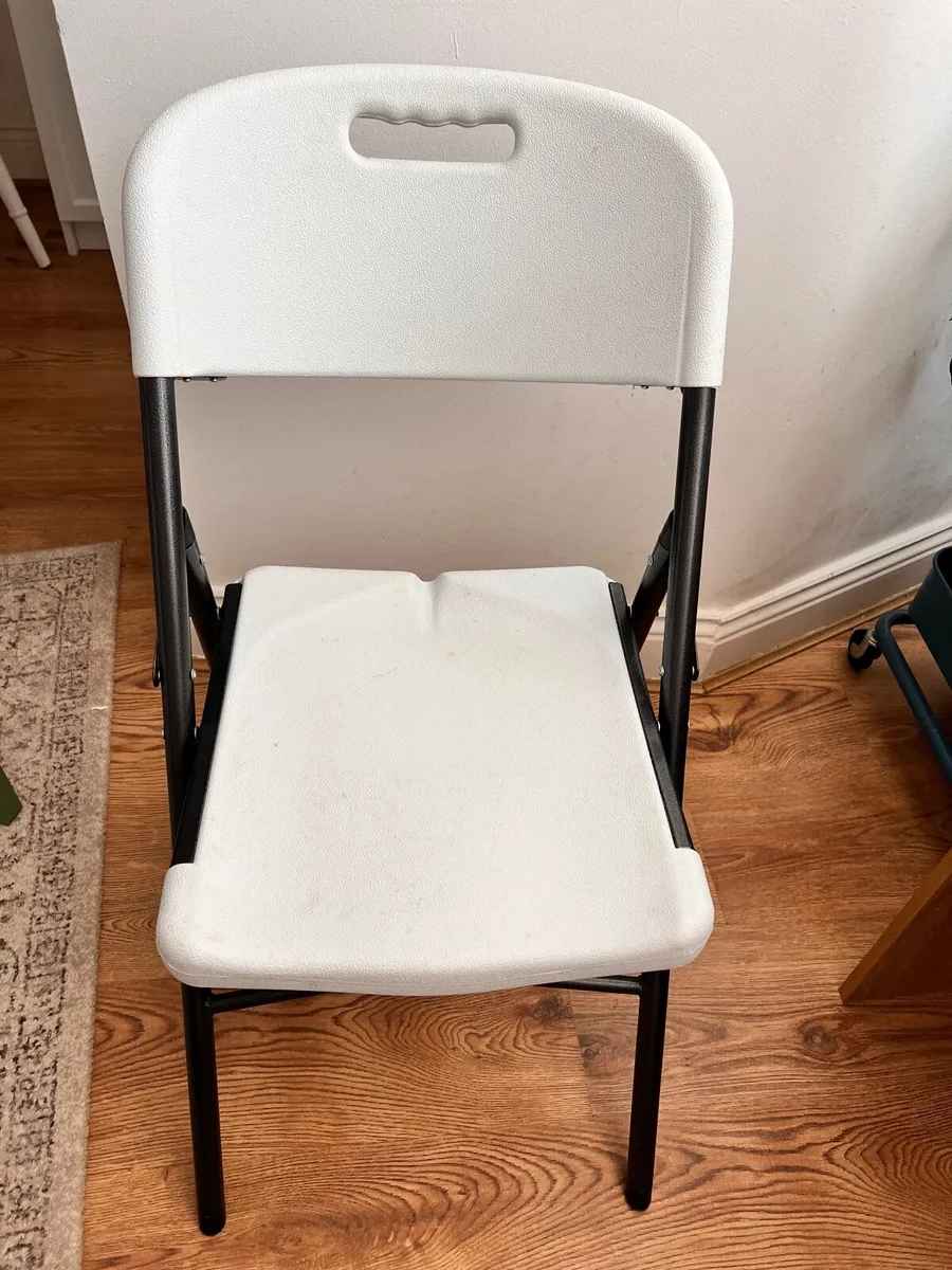 Foldable chair - Image 1