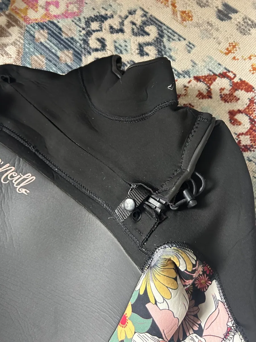 Girls wetsuit age 12 - Image 3