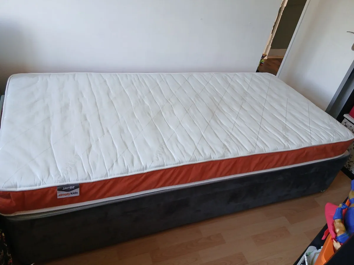 Single bed - Image 1