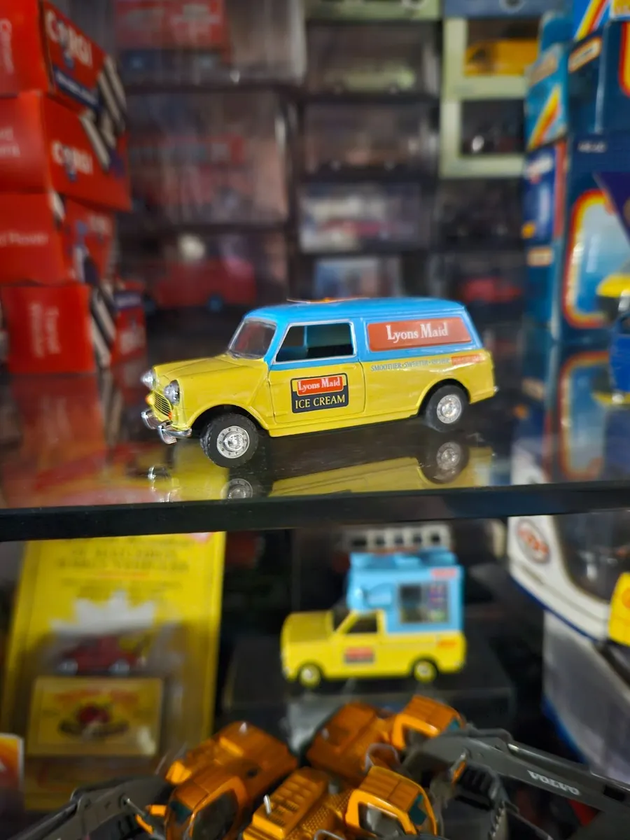 Corgi Oxford Mini Van - Image 1