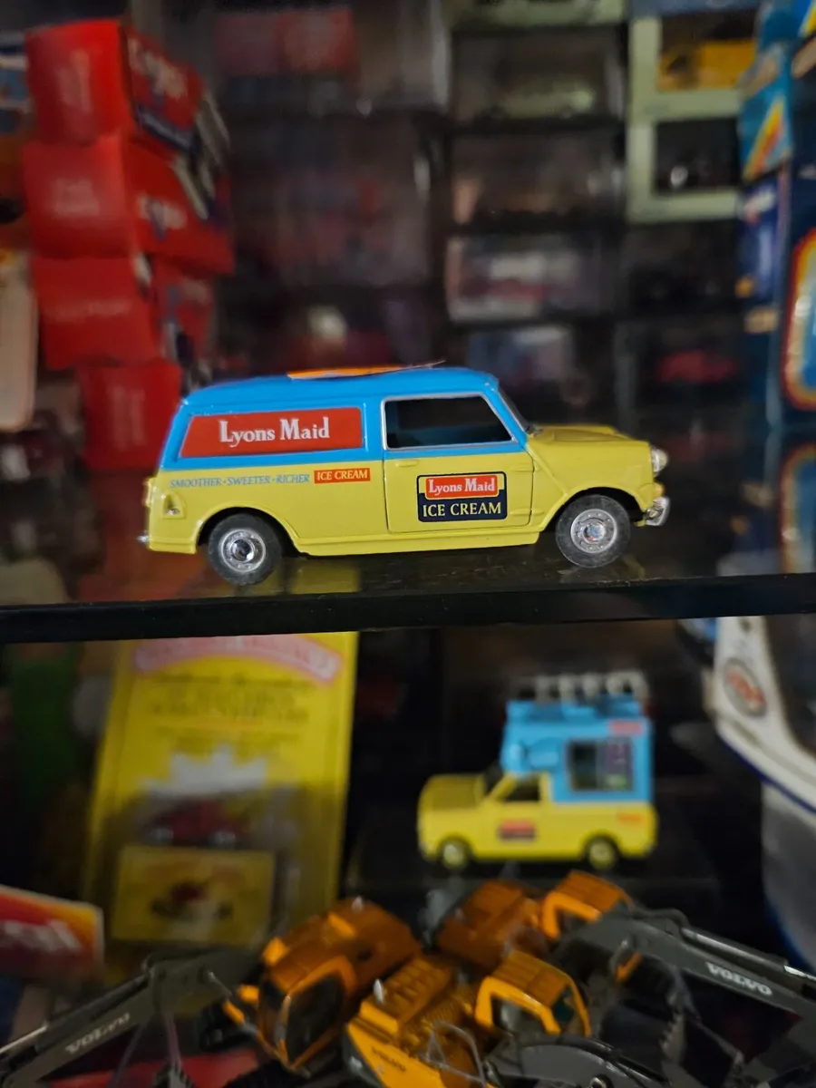 Corgi Oxford Mini Van - Image 2