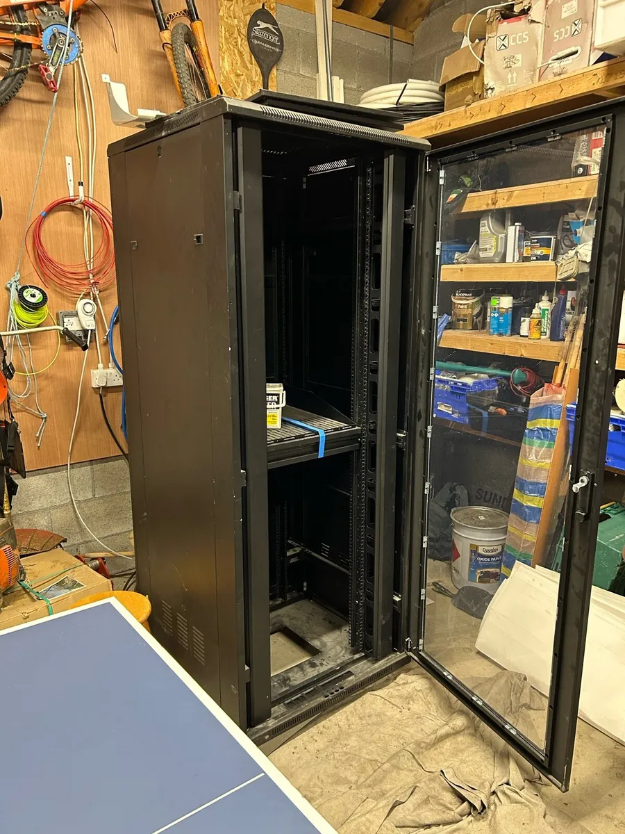 Server cabinet - Image 1