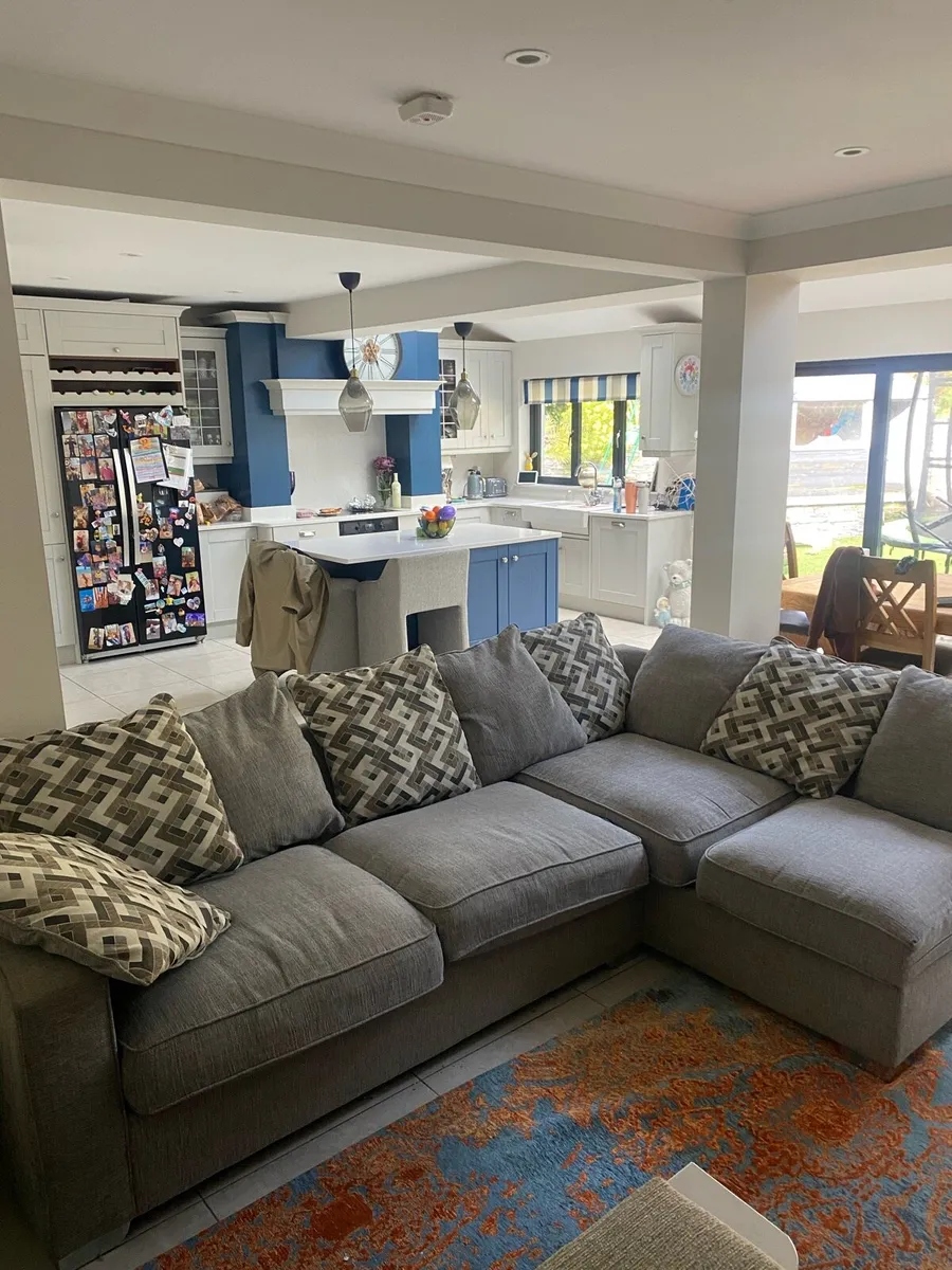 Grey comfy couch - Image 2