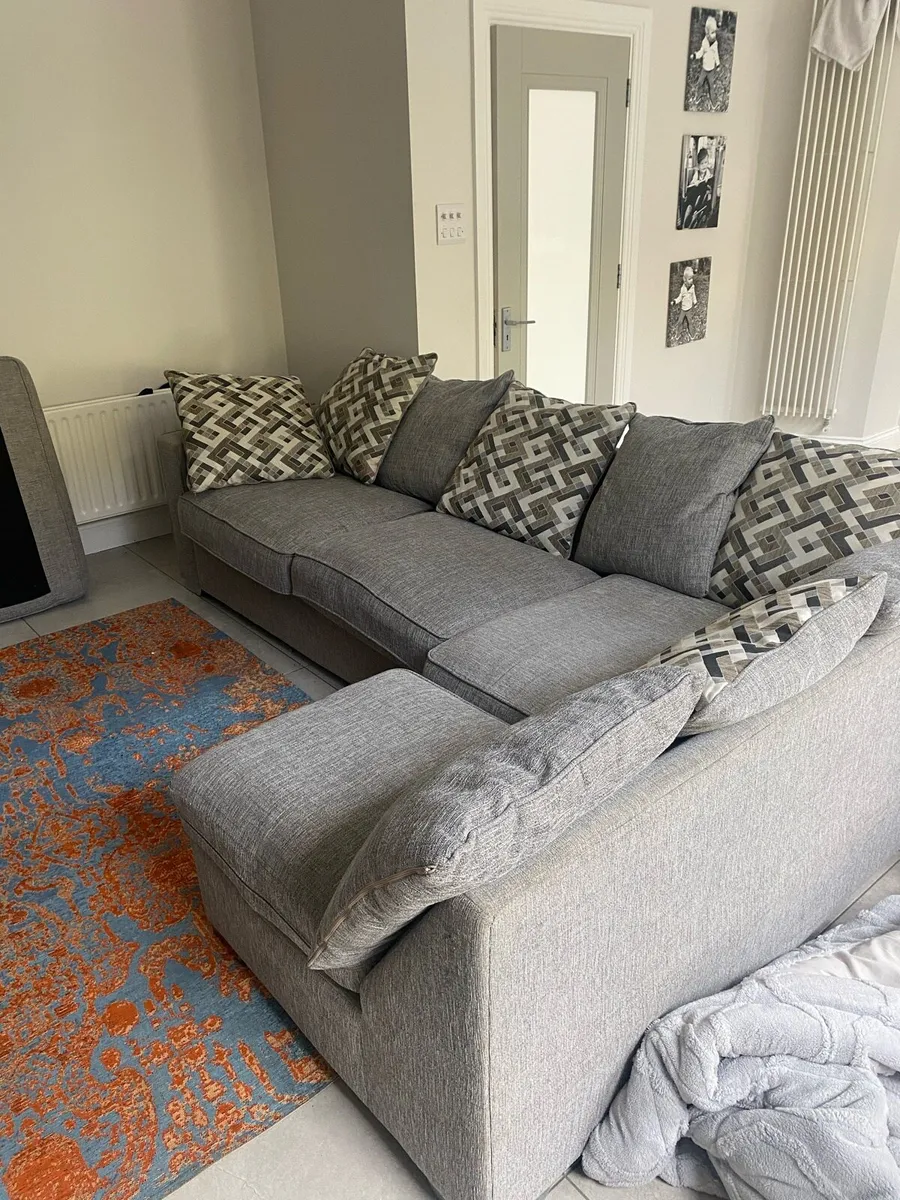 Grey comfy couch - Image 4