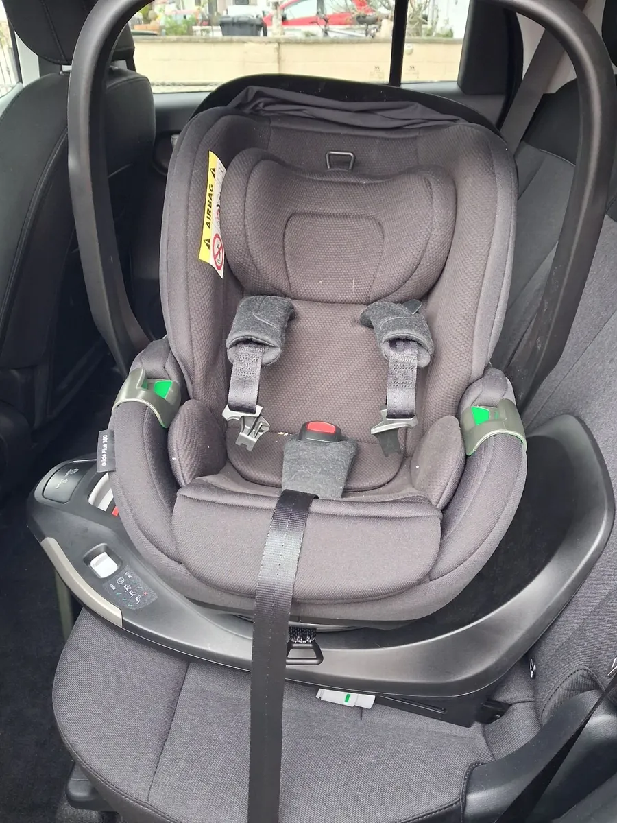 Baby car ceat plus isofix base - Image 2