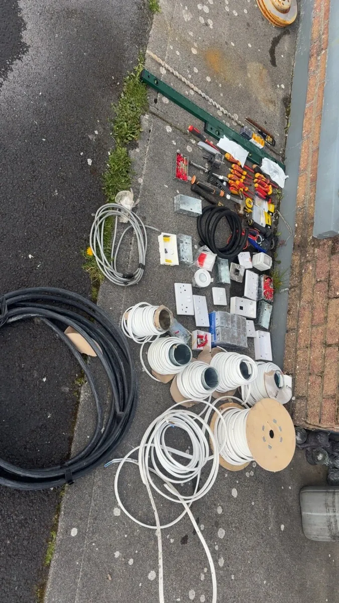 Electrical cable tools and equipment - Image 1