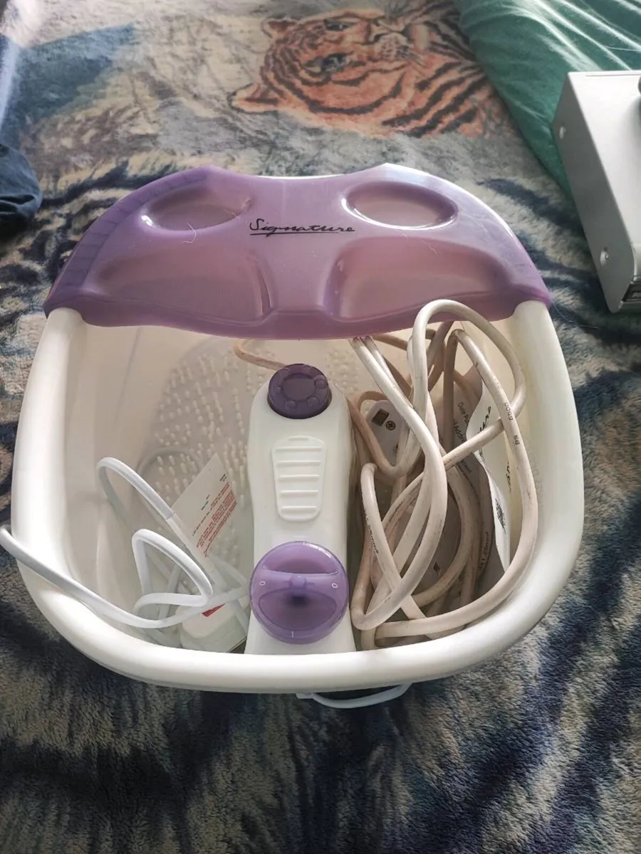 MASSAGING FOOT SPA ( IN BOX ) NEW. - Image 4