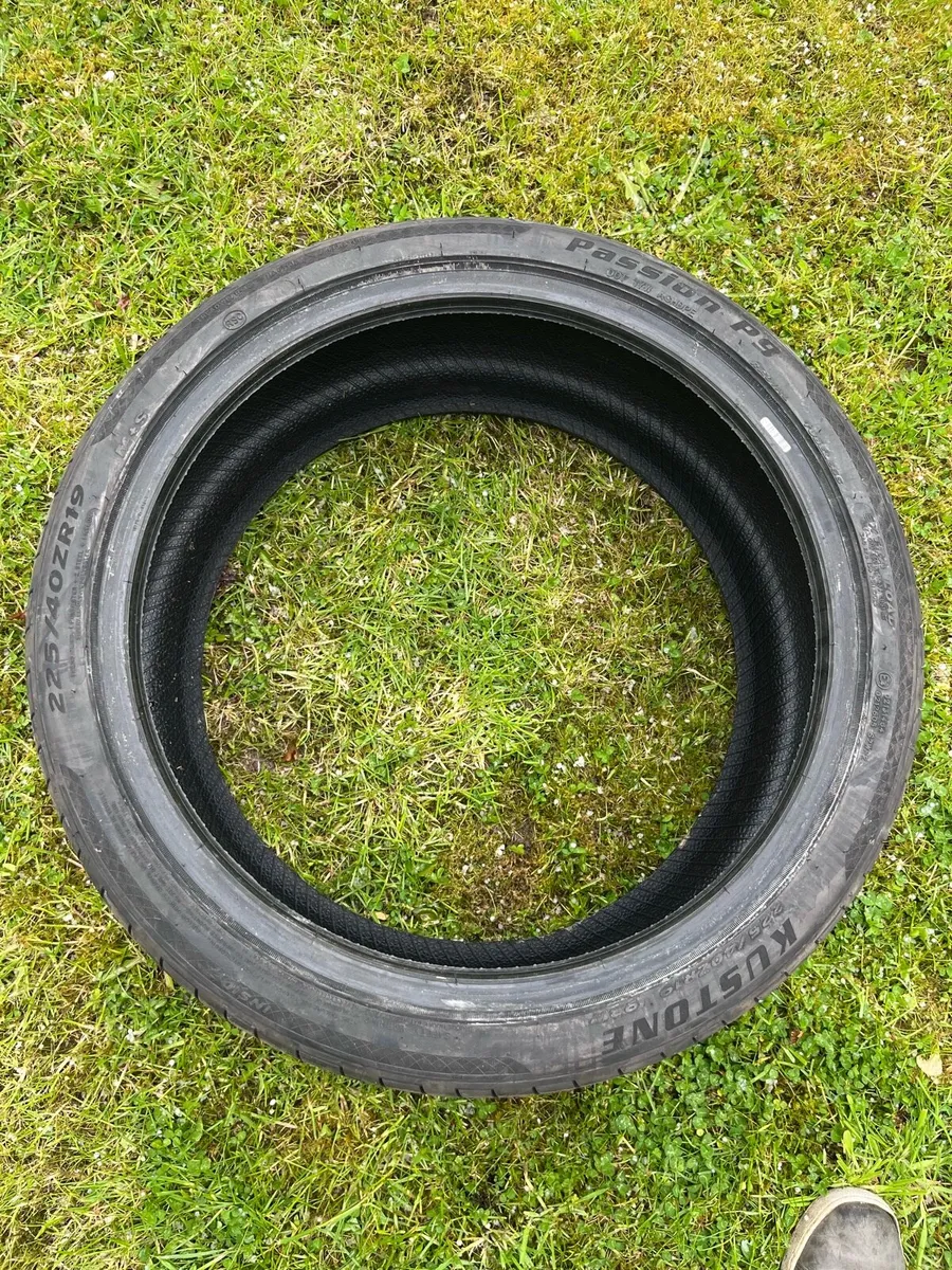 225/40R19 KUSTONE 93W XL RUNFLAT - Image 1