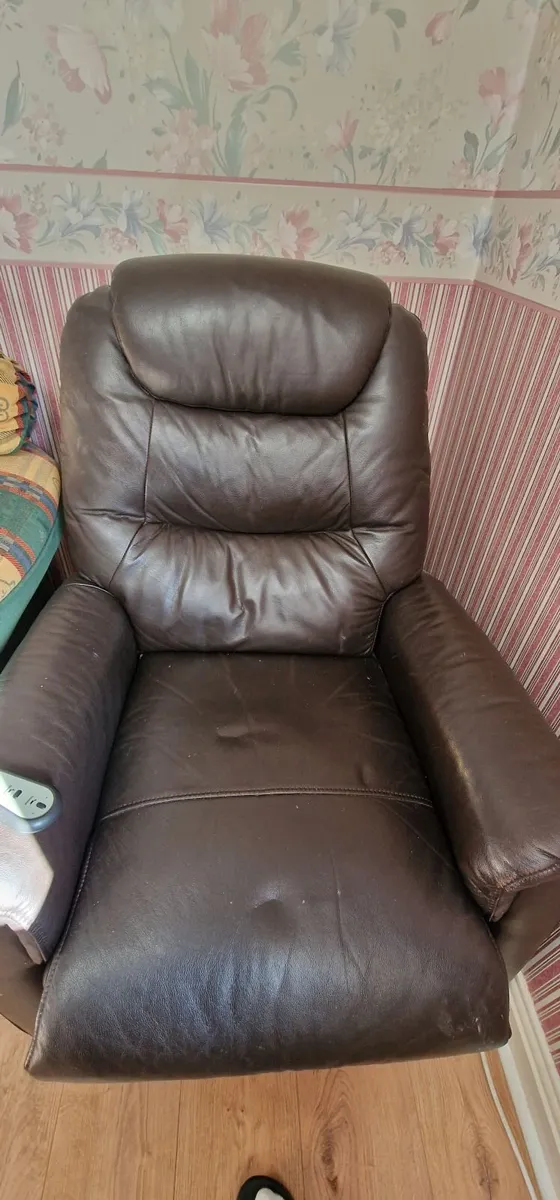 Electric Rise & Recline Mobility Chair – Like New - Image 3