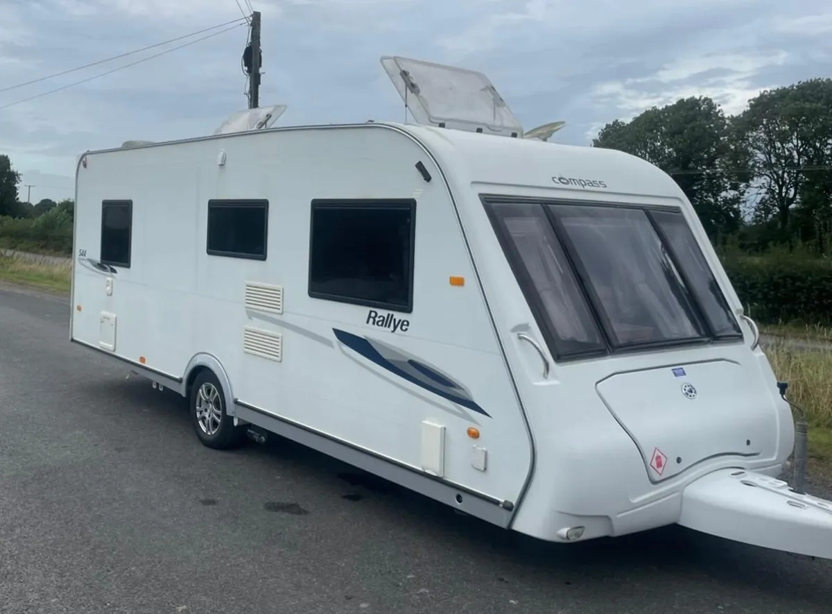 Compass 4/5 berth fixed bed & remote mover & Awnin - Image 2