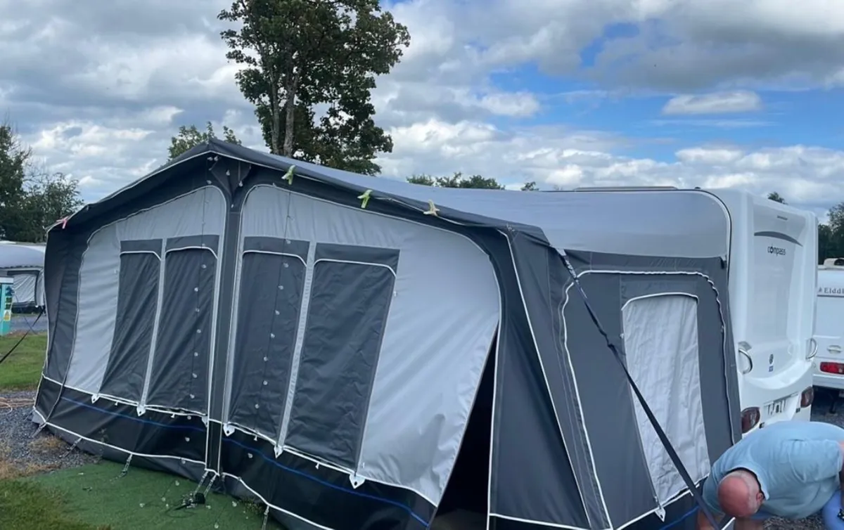 Compass 4/5 berth fixed bed & remote mover & Awnin - Image 3