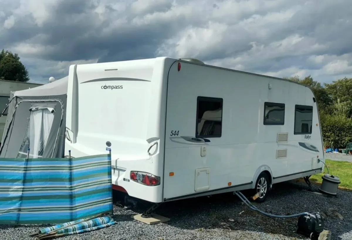 Compass 4/5 berth fixed bed & remote mover & Awnin - Image 4