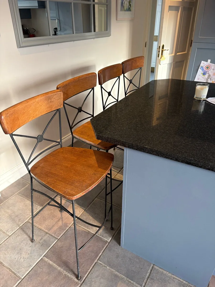 4 Island Chairs/Barstools & Coffee Table Set - Image 4