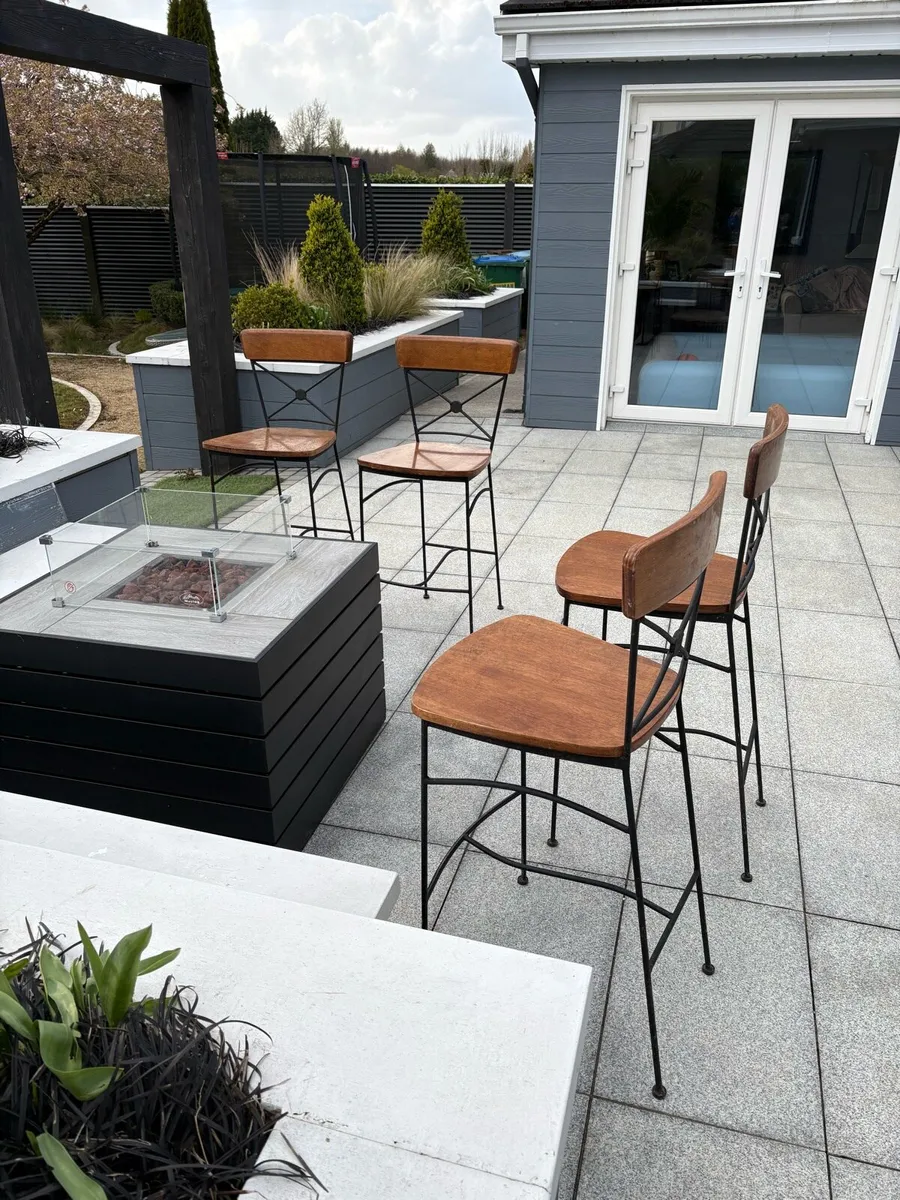 4 Island Chairs/Barstools & Coffee Table Set - Image 1